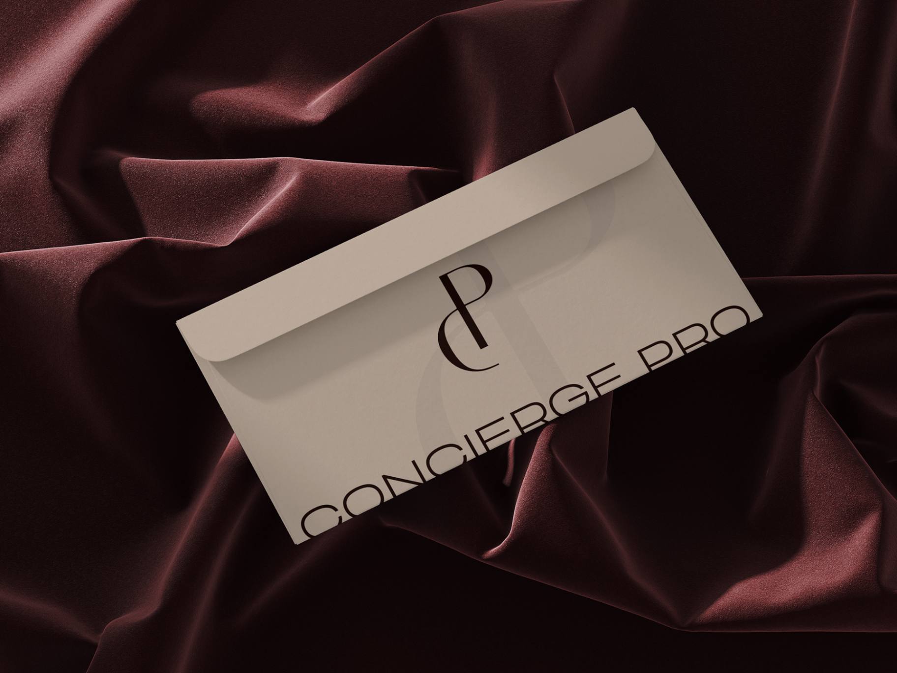 Koperta z tłoczoną monogramą CP na aksamicie